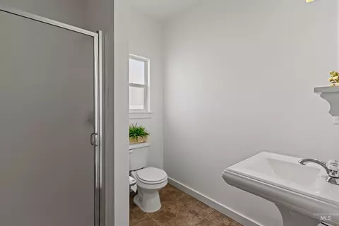 Bath - 675 E Pine Ave, Meridian, ID 83642 photo 1 of 3