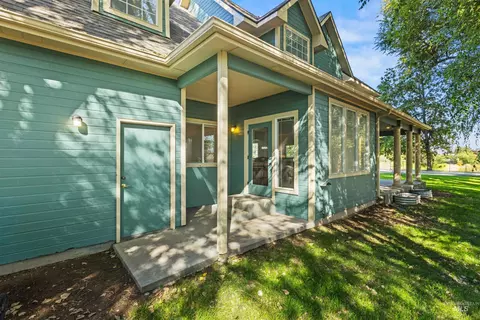 Exterior - 675 E Pine Ave, Meridian, ID 83642 photo 6 of 9