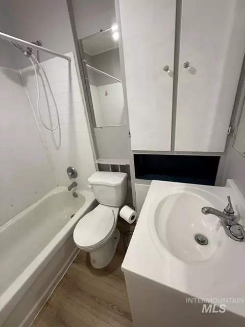 Bath - 94 N Oneida, Glenns Ferry, ID 83623 photo 1 of 3