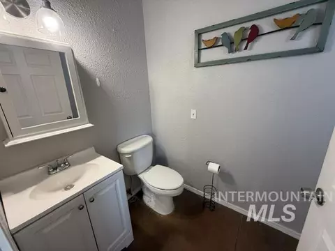 Bath - 94 N Oneida, Glenns Ferry, ID 83623 photo 2 of 3