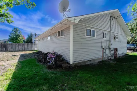 Exterior - 801 E Ball Ave, Parma, ID 83660 photo 3 of 4