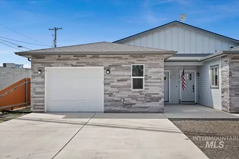 11 N 1st St E, Homedale, ID 83628