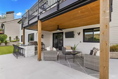 Exterior - 1218 E Hearthstone Dr, Boise, ID 83702 photo 3 of 4