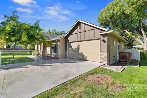 Exterior - 908 Walnut St, Caldwell, ID 83605 photo 2 of 12