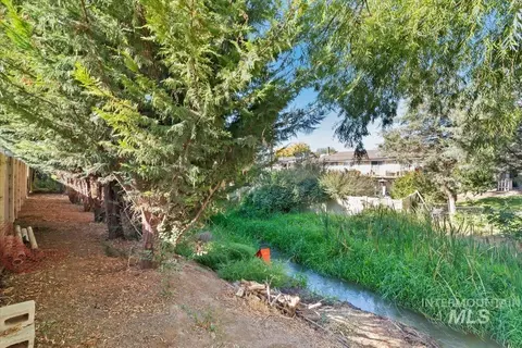 Exterior - 908 Walnut St, Caldwell, ID 83605 photo 6 of 12