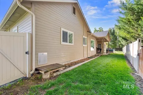 Exterior - 908 Walnut St, Caldwell, ID 83605 photo 5 of 12