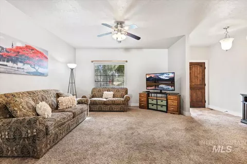 Living - 908 Walnut St, Caldwell, ID 83605 photo 1 of 1