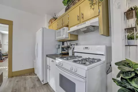 Kitchen - 435 4th Ave E, Twin Falls, ID 83301 photo 4 of 5