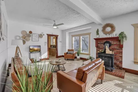 Living - 435 4th Ave E, Twin Falls, ID 83301 photo 2 of 3