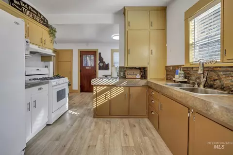 Kitchen - 435 4th Ave E, Twin Falls, ID 83301 photo 1 of 5