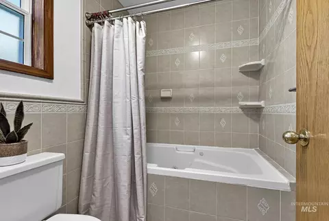 Bath - 705 Keogh Ln, Caldwell, ID 83607 photo 1 of 2