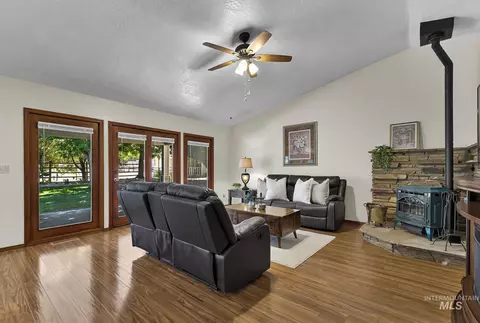 Living - 705 Keogh Ln, Caldwell, ID 83607 photo 2 of 6