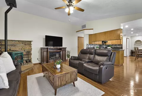 Living - 705 Keogh Ln, Caldwell, ID 83607 photo 6 of 6