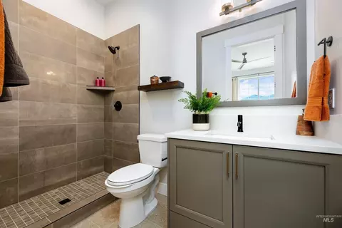 Bath - 4357 W Estuary Ct, Eagle, ID 83616 photo 3 of 8