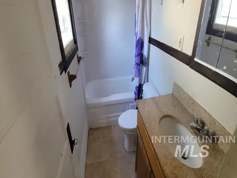 Bath - 704 E Grove Ave, Parma, ID 83660 photo 1 of 1