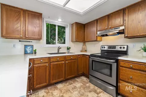 Kitchen - 1526 E Symphony Ct, Boise, ID 83706 photo 3 of 4