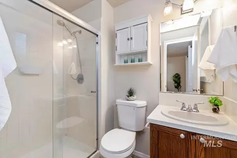 Bath - 1526 E Symphony Ct, Boise, ID 83706 photo 1 of 2