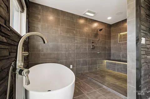 Bath - 3360 E Main St, Lewiston, ID 83501 photo 3 of 4