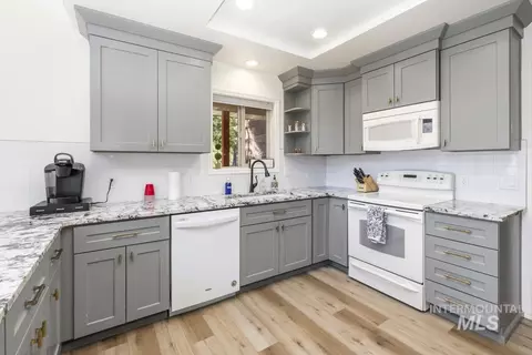 Kitchen - 1496 Pine Ridge Dr, Cascade, ID 83611 photo 2 of 4
