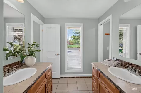Bath - 1148 N Eagle Hills Way, Eagle, ID 83616 photo 3 of 6
