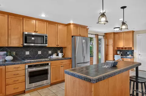 Kitchen - 1148 N Eagle Hills Way, Eagle, ID 83616 photo 3 of 5