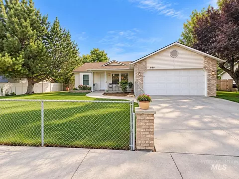 925 Poplar Dr, Mountain Home, ID 83647