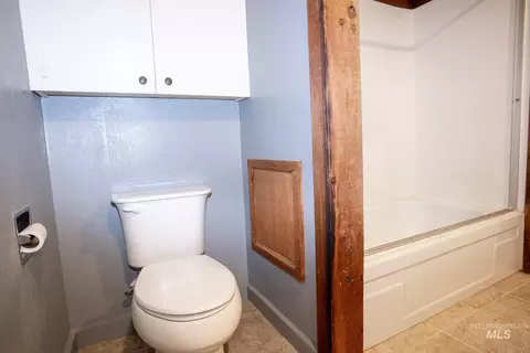 Bath - 855 W St S, Vale, OR 97918 photo 2 of 3
