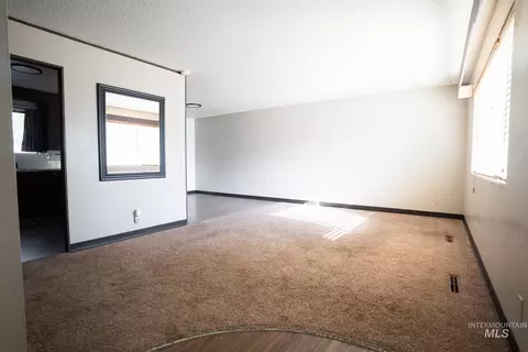 Living - 855 W St S, Vale, OR 97918 photo 3 of 4