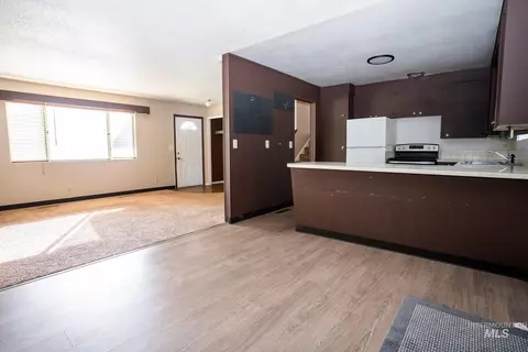 Living - 855 W St S, Vale, OR 97918 photo 1 of 4