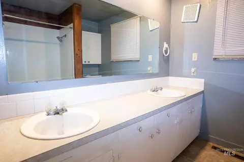 Bath - 855 W St S, Vale, OR 97918 photo 1 of 3