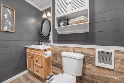 Bath - 114 S 10th St, Payette, ID 83661 photo 2 of 3