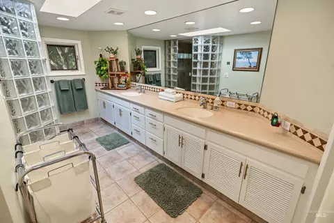 Bath - 508 Elm Ave, Parma, ID 83660 photo 1 of 5