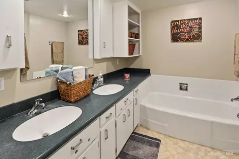 Bath - 508 Elm Ave, Parma, ID 83660 photo 3 of 5