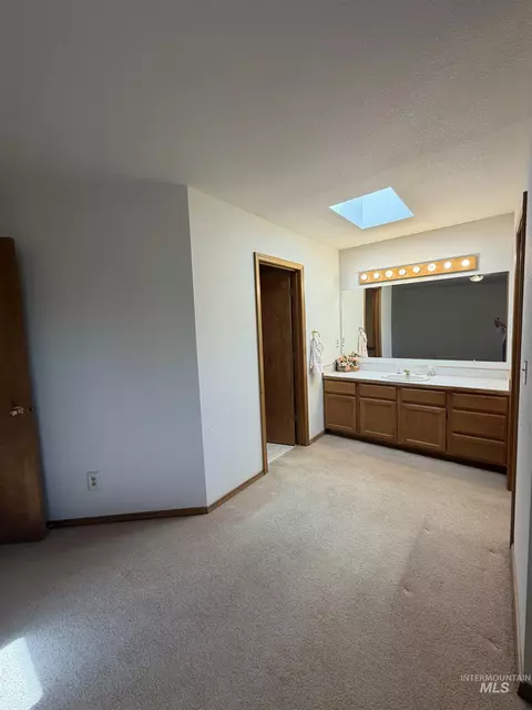 Bath - 1865 Fairview St, Weiser, ID 83672 photo 2 of 4