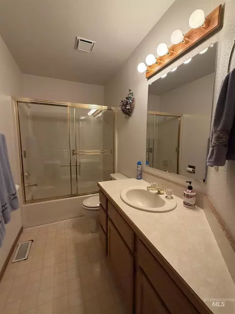 Bath - 1865 Fairview St, Weiser, ID 83672 photo 1 of 4