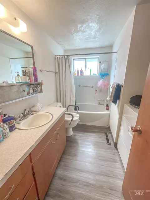 Bath - 227 E 17th St, Burley, ID 83318 photo 3 of 4