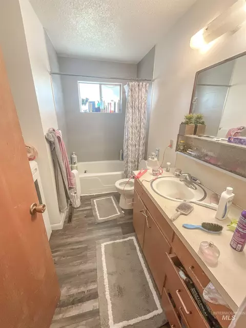 Bath - 227 E 17th St, Burley, ID 83318 photo 1 of 4