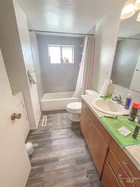 Bath - 227 E 17th St, Burley, ID 83318 photo 2 of 4