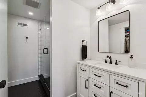 Bath - 1381 W Meander Dr, Eagle, ID 83616 photo 6 of 8