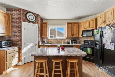 Kitchen - 24240 Tiger Ln, Caldwell, ID 83607 photo 3 of 4