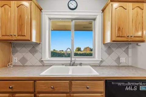 Kitchen - 24240 Tiger Ln, Caldwell, ID 83607 photo 2 of 4