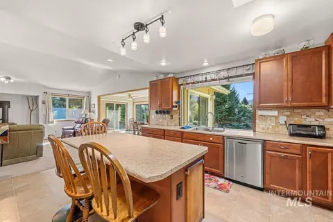 Kitchen - 505 Lakeview Dr, Cascade, ID 83611 photo 2 of 5