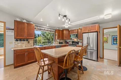 Kitchen - 505 Lakeview Dr, Cascade, ID 83611 photo 1 of 5