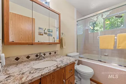 Bath - 505 Lakeview Dr, Cascade, ID 83611 photo 2 of 3