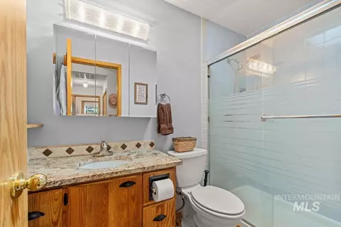 Bath - 505 Lakeview Dr, Cascade, ID 83611 photo 1 of 3