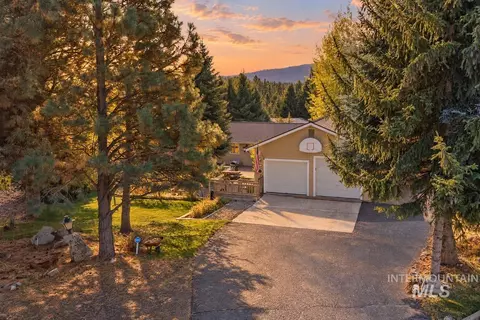 Exterior - 505 Lakeview Dr, Cascade, ID 83611 photo 3 of 6