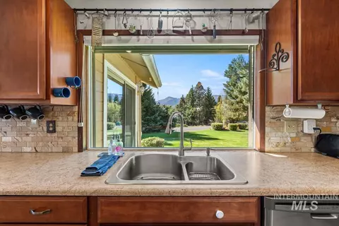 Kitchen - 505 Lakeview Dr, Cascade, ID 83611 photo 4 of 5
