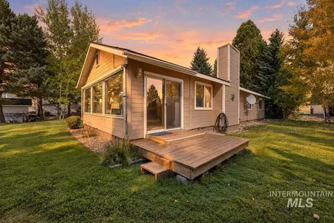 Exterior - 505 Lakeview Dr, Cascade, ID 83611 photo 4 of 6