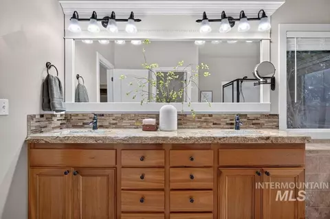 Bath - 2955 E Shadowview St, Eagle, ID 83616 photo 1 of 6