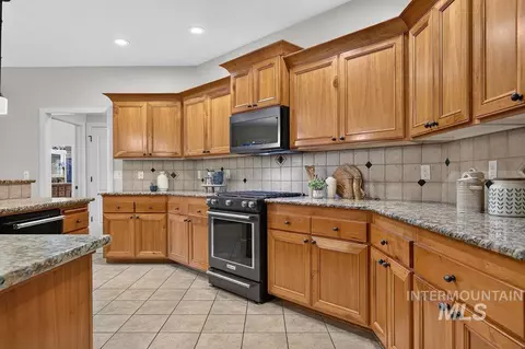 Kitchen - 2955 E Shadowview St, Eagle, ID 83616 photo 3 of 5